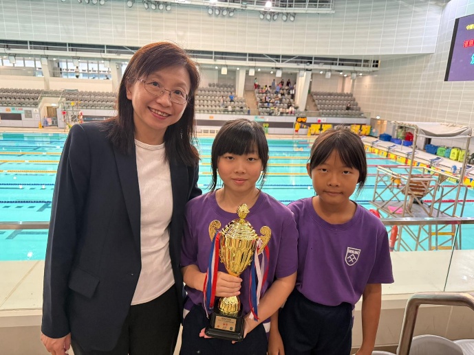 一張含有 服裝, 人員, 人的臉孔, 微笑 的圖片

AI 產生的內容可能不正確。