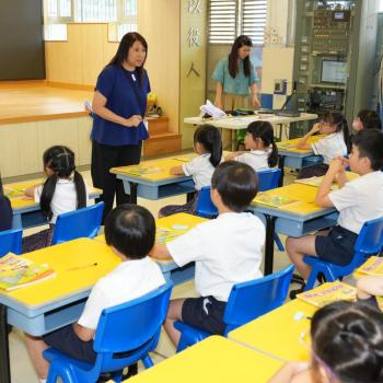 教師在課室帶領學生參與幼稚園家長觀課活動
