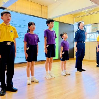 師生在童心賀國慶2026活動中參與升旗隊活動