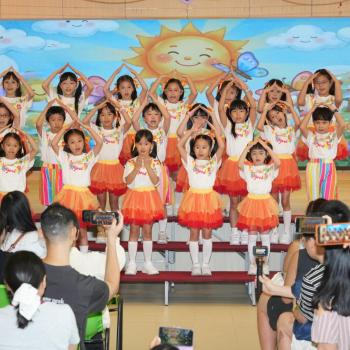 學生在幼稚園小學體驗課堂及家長講座中於舞台上表演