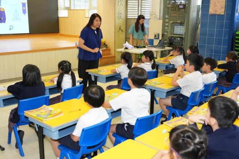 教師在課室帶領學生參與幼稚園家長觀課活動