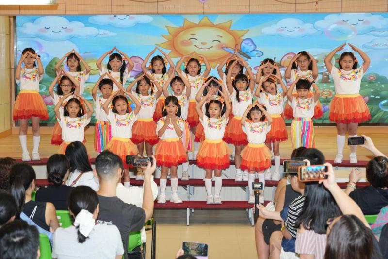 學生在幼稚園小學體驗課堂及家長講座中於舞台上表演