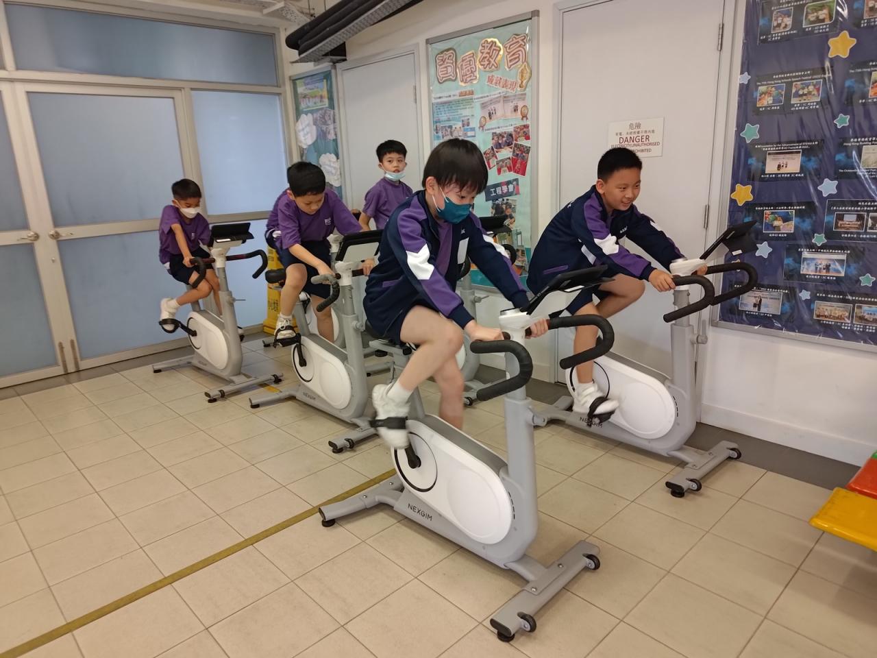 運用智能單車於體育課進行小組比賽。
