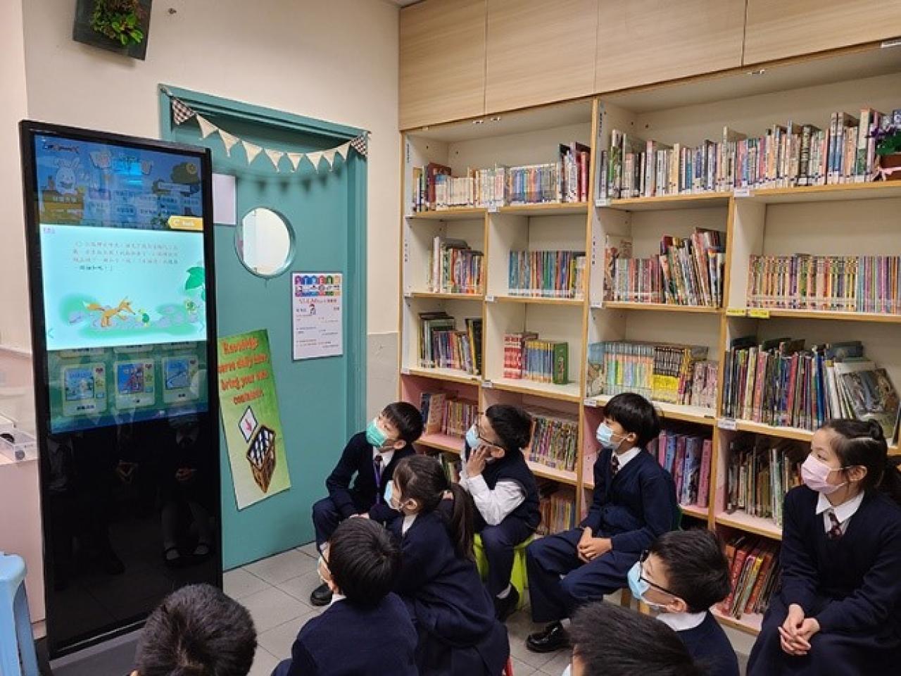 學生欣賞Kiosk內有粵語、普通話及英語朗讀的電子圖書
