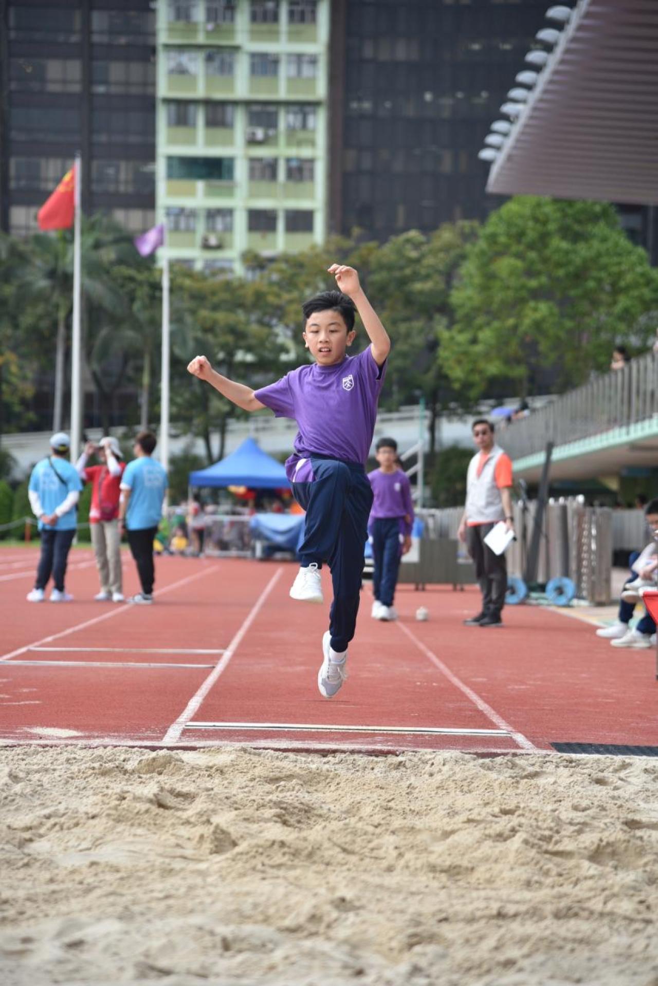 隨了跑項外，同學亦可選擇參加擲項或跳項，發揮潛能