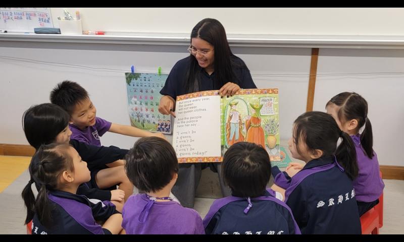 外籍英語教師與學生分享有趣的英文故事書 Morning Reading Circle、Recess Literature Sharing