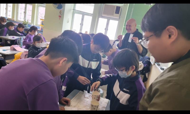 Mr. O’Neil於「Think Like a Scientist」單元教授學生科學實驗流程，並應用於進行「Invisible Ink」實驗