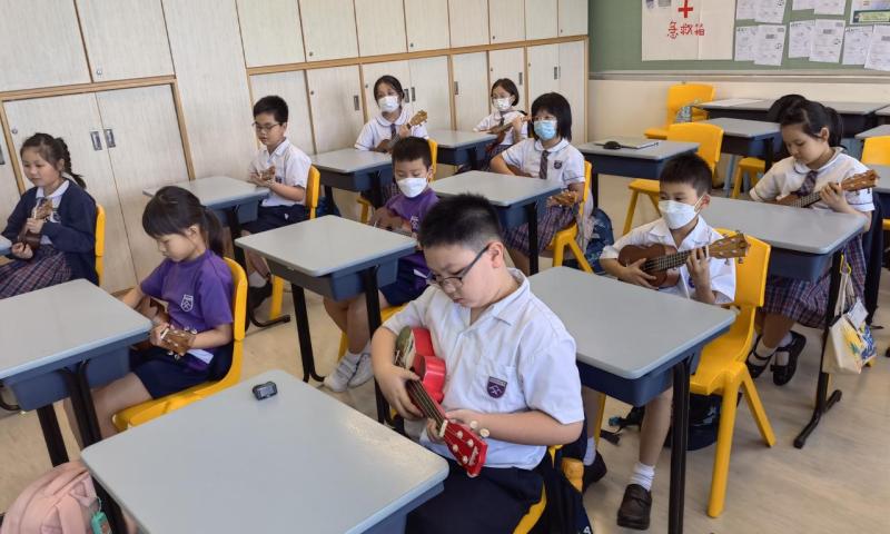 同學們正用心聆聽導師講解夏威夷小結他的演奏方式。