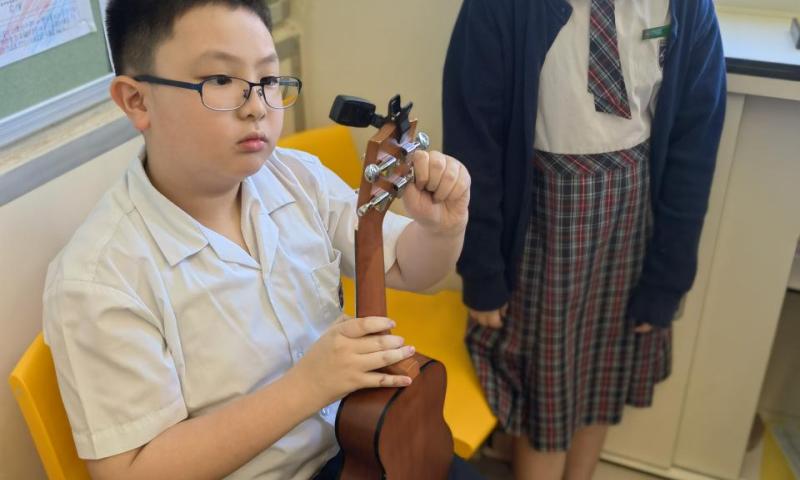 工欲善其事，必先利其器。練習小結他前，當然要為小結他進行調音啊！