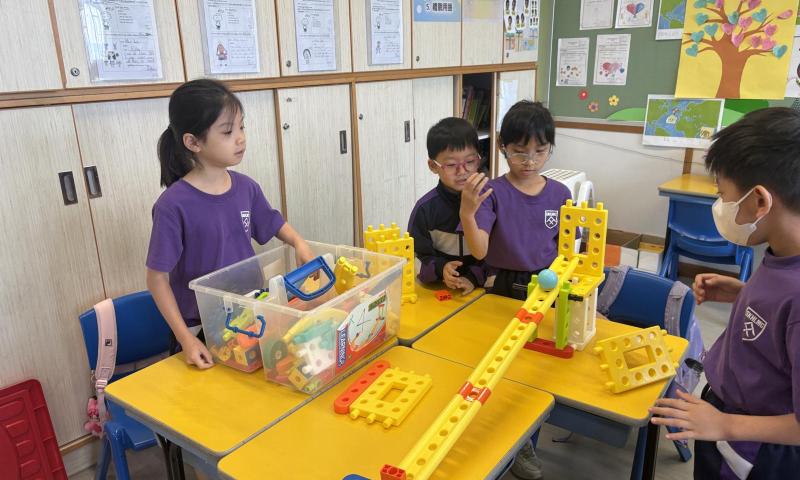 一年級學生利用Learning Lab套件，以小組合作的形式動手製作軌道