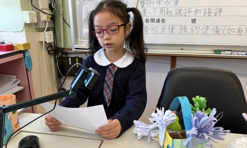 一年級學生向同學分享跨學科專題研習作品「親親大自然筆筒」