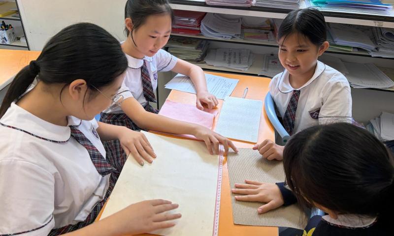四年級學生探究不同物料對摩擦力的影響