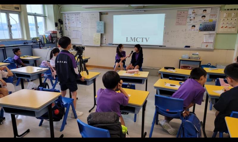 校園小記者學習訪問技巧和攝影技術，十分投入和認真。